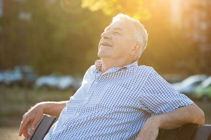 La importancia de la vitamina D y la exposición al sol en personas mayores