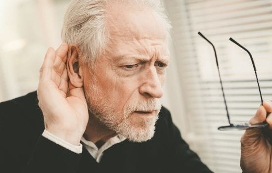 Personas mayores con discapacidades visuales o auditivas